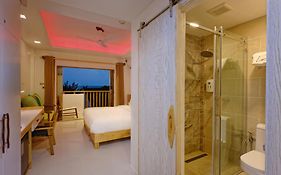 Luau Beach Inn, Maldives